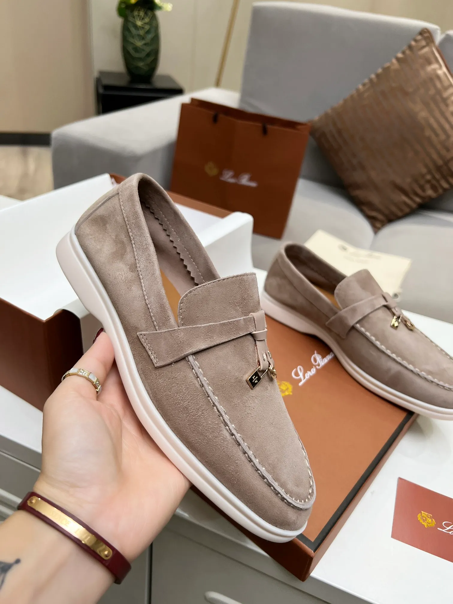 👟👟Ex-factory price 480👟👟 【Loro Piana】Italian top cashmere is fashionable and classic, and the leather is also practical and still of the highest quality on the Internet. Developed from the original board, the upper is made of Yangjing silk and is smooth. Leather lining, wear-resistant high-elastic beef tendon bottom. Size: 35-42, (men’s +10)